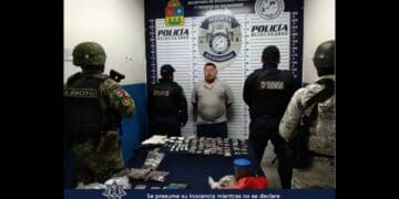 Detienen en Villas del Sol a hombre armado y en posesión de 89 dosis de droga