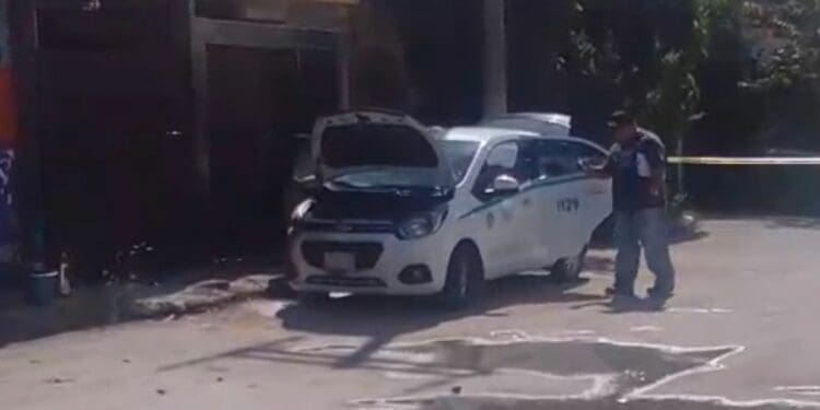 Incendian taxi en Playa del Carmen
