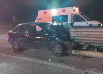 Muere conductor tras chocar de frente contra valla metálica del bulevar Playa del Carmen