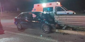 Muere conductor tras chocar de frente contra valla metálica del bulevar Playa del Carmen