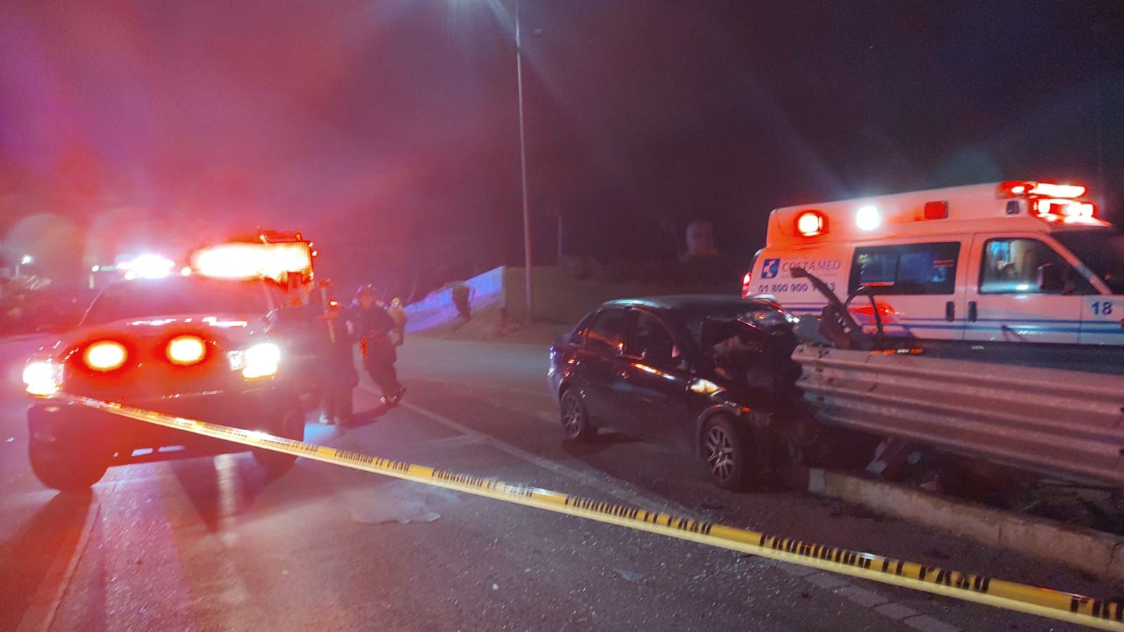 Muere conductor tras chocar de frente contra valla metálica del bulevar Playa del Carmen