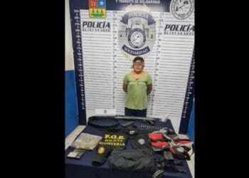 Mujer es detenida con equipo táctico y arma larga en Puerto Aventuras