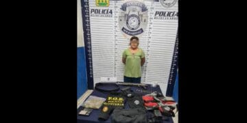 Mujer es detenida con equipo táctico y arma larga en Puerto Aventuras