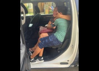 Niño de 12 años se pierde en Villas del Sol, su madre en llanto agradece en policía luego de que lo encontraran