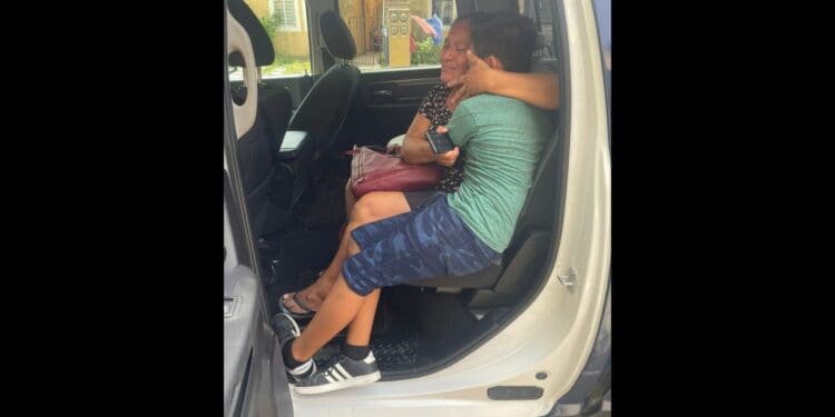 Niño de 12 años se pierde en Villas del Sol, su madre en llanto agradece en policía luego de que lo encontraran