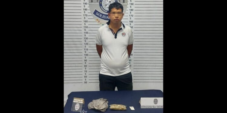 Persecución en El Pedregal termina con hombre detenido en posesión de marihuana