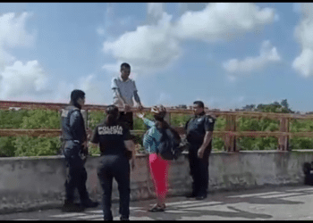 Policías salvan a suicida que se quería lanzar del puente de la Colosio en Playa del Carmen