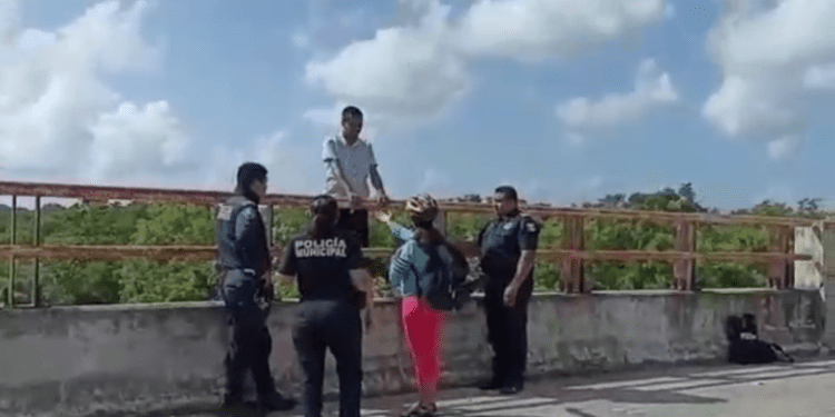 Policías salvan a suicida que se quería lanzar del puente de la Colosio en Playa del Carmen