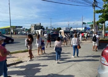 Protestan mujeres contra el Tren Maya en Playa del Carmen