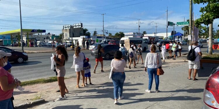 Protestan mujeres contra el Tren Maya en Playa del Carmen