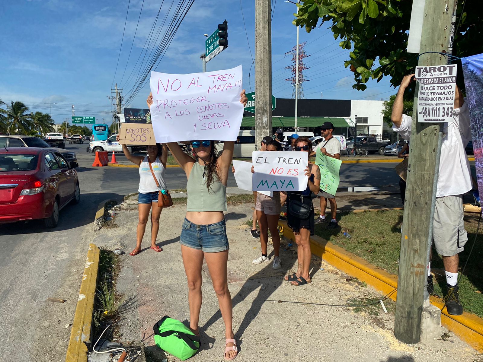 Protestan mujeres contra el Tren Maya en Playa del Carmen