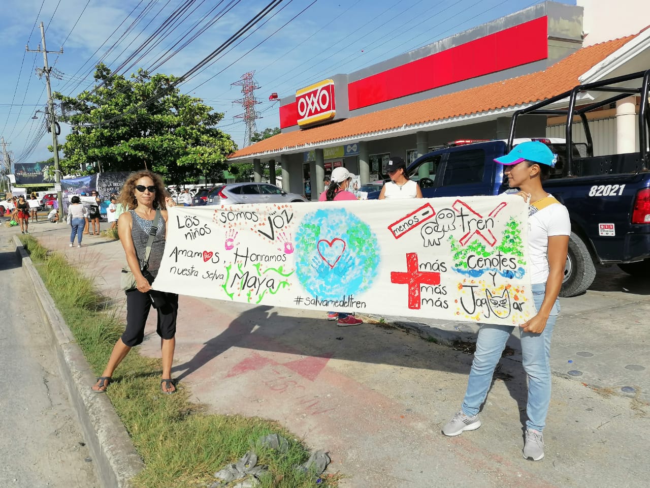 Protestan mujeres contra el Tren Maya en Playa del Carmen