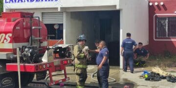 Rescatan a perro de incendio en una casa de Playa del Carmen