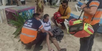Rescatan a turista de morir ahogado tras presentar ataque epiléptico en Playa del Carmen