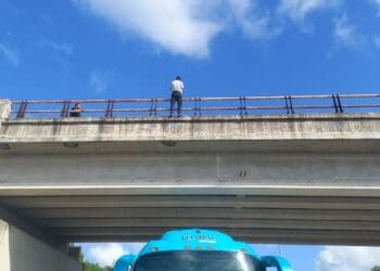 Salvan del suicidio a hombre que amenazaba con arrojarse de un puente en Playa del Carmen