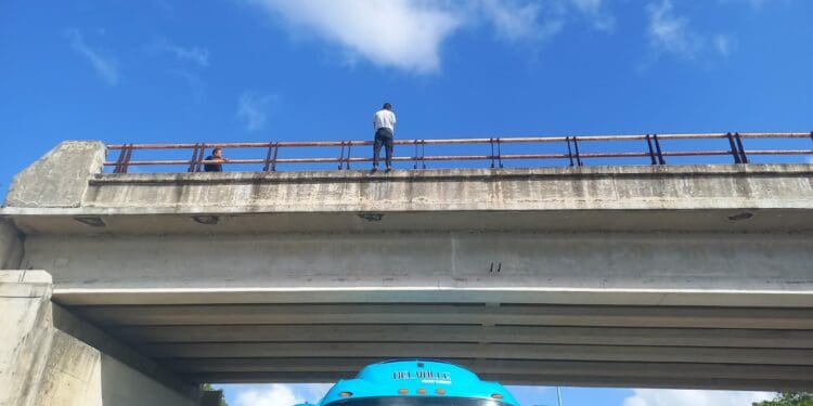 Salvan del suicidio a hombre que amenazaba con arrojarse de un puente en Playa del Carmen