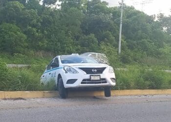 Taxi se queda sin un neumático y sufre accidente carretero en Playa del Carmen￼