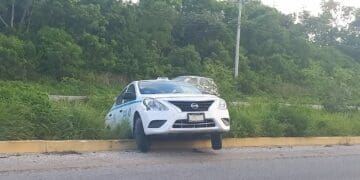 Taxi se queda sin un neumático y sufre accidente carretero en Playa del Carmen￼