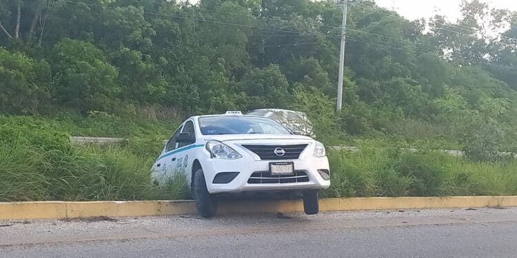 Taxi se queda sin un neumático y sufre accidente carretero en Playa del Carmen