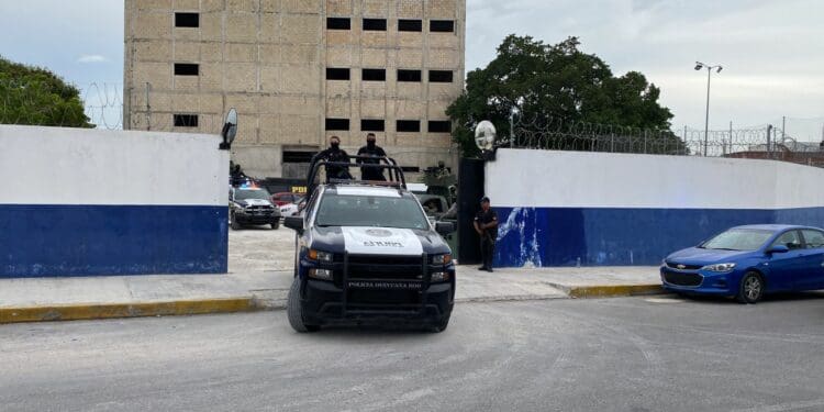 Trasladan 'de regreso' a Playa del Carmen a los 26 detenidos ayer en el fraccionamiento Selvanova