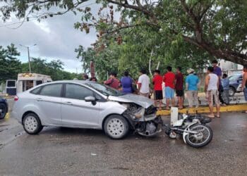 Vehículo arrolla a motociclista y le provoca una fractura expuesta, en Playa del Carmen