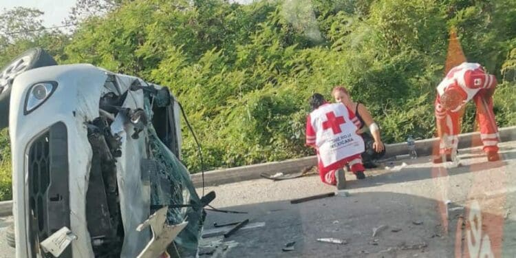 Vehículo particular protagoniza aparatosa volcadura en la carretera 307 en Playa del Carmen