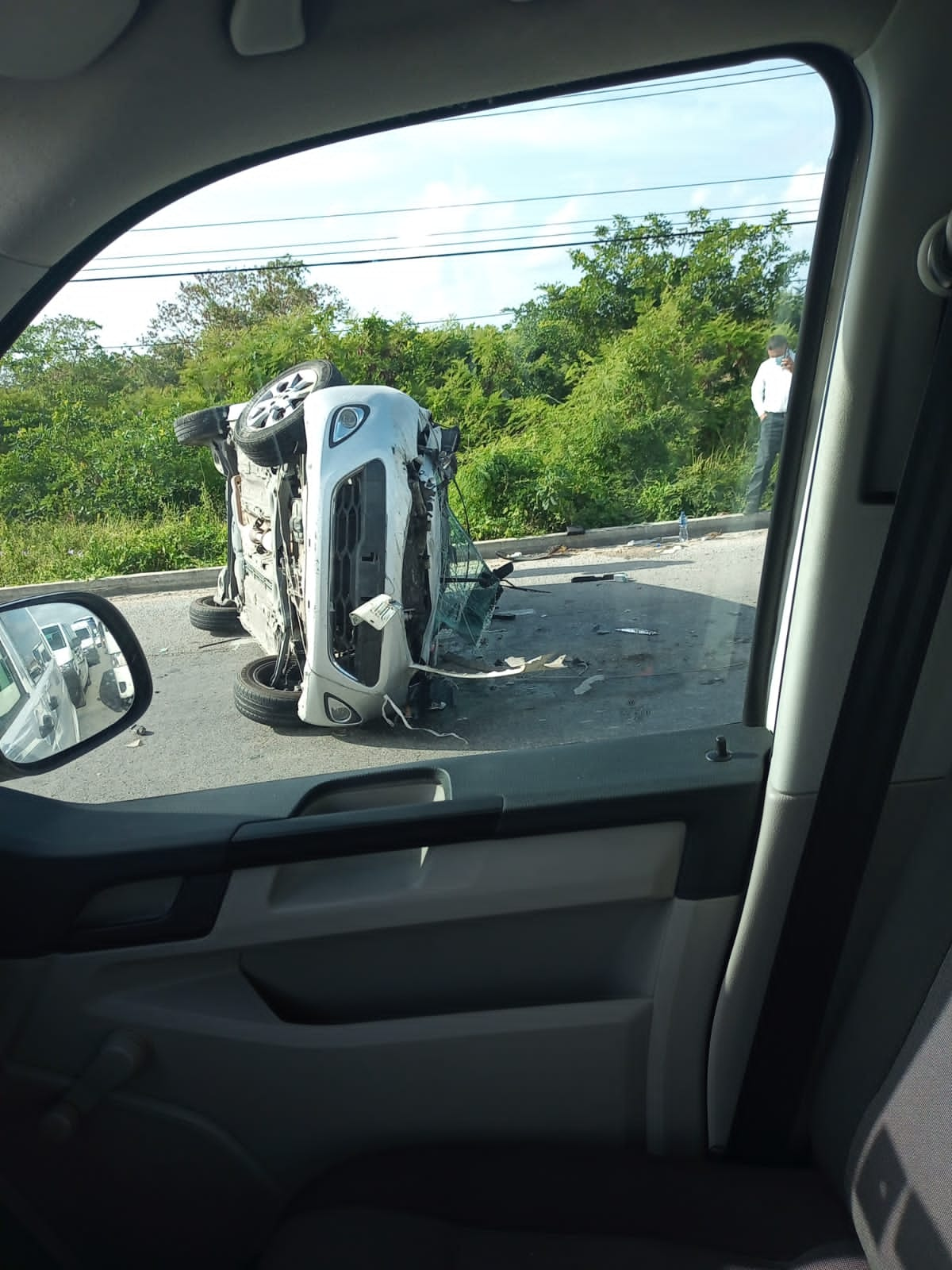 Vehículo particular protagoniza aparatosa volcadura en la carretera 307 en Playa del Carmen