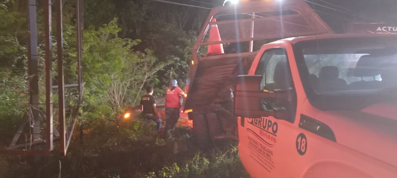 Vuelca coche en carretera Playa del Carmen-Puerto Morelos