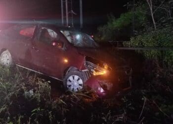 Vuelca coche en carretera Playa del Carmen-Puerto Morelos