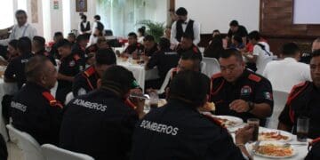 Celebra gobierno municipal al Cuerpo de Bomberos