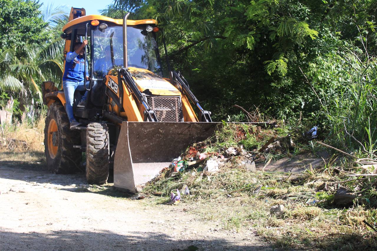 Gobierno municipal limpió microtiradero en Puerto Aventuras