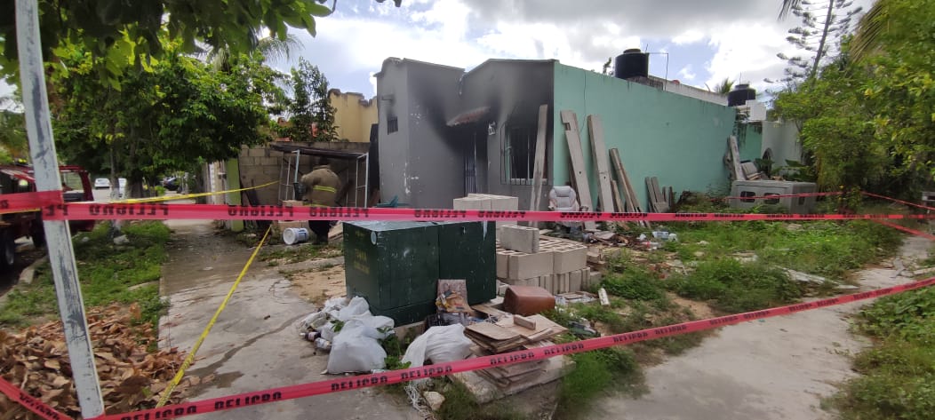 Arde casa en Playa del Carmen; dueño acusa a inquilina de provocar incendio