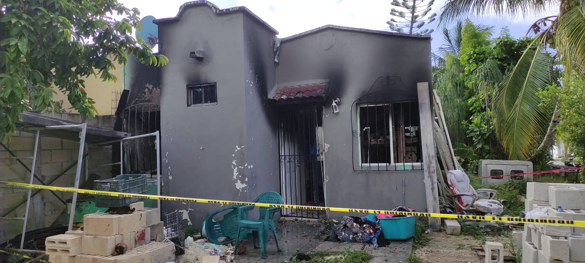 Arde casa en Playa del Carmen; dueño acusa a inquilina de provocar incendio