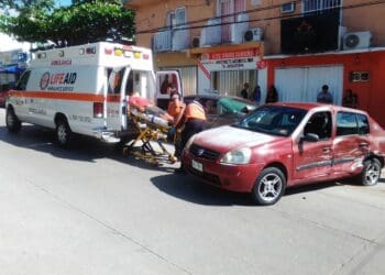 Auto se pasa el alto y provoca aparatoso accidente en Playa del Carmen; hay un lesionado