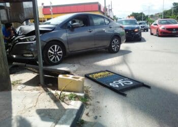 Automóvil se estrella contra local de hamburguesas en Playa del Carmen