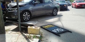 Automóvil se estrella contra local de hamburguesas en Playa del Carmen