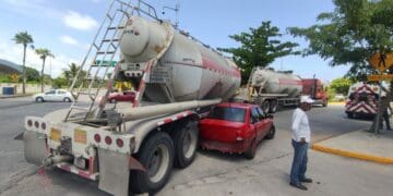 Camión de doble remolque casi aplasta a un carro compacto en Playa del Carmen
