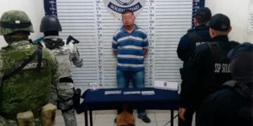 Capturan a sujeto con posibles drogas en un bar durante operativo nocturno en Playa del Carmen