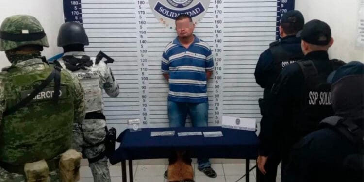 Capturan a sujeto con posibles drogas en un bar durante operativo nocturno en Playa del Carmen