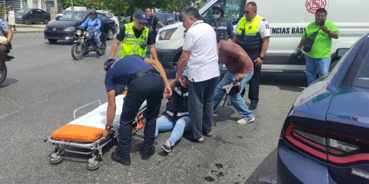 Derrapa en motocicleta inspectora de movilidad en Solidaridad