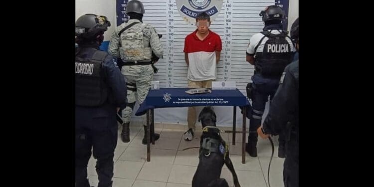 Policías detienen riña y descubren que uno de los implicados estaba armado