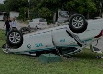 Por exceso de velocidad, vuelca taxi frente al Hotel Barceló de Playa del Carmen