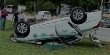 Por exceso de velocidad, vuelca taxi frente al Hotel Barceló de Playa del Carmen