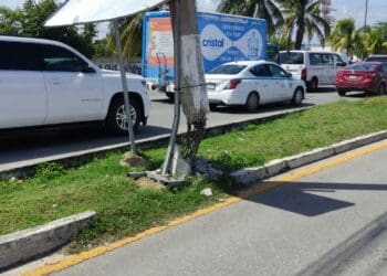 Poste a punto de caer pone en alerta a automovilistas en el Bulevar Playa del Carmen
