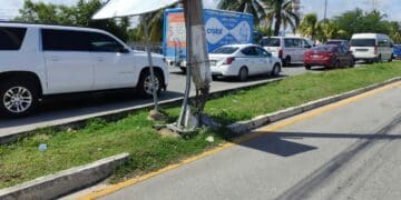 Poste a punto de caer pone en alerta a automovilistas en el Bulevar Playa del Carmen