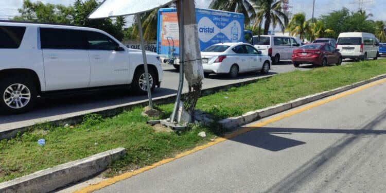 Poste a punto de caer pone en alerta a automovilistas en el Bulevar Playa del Carmen
