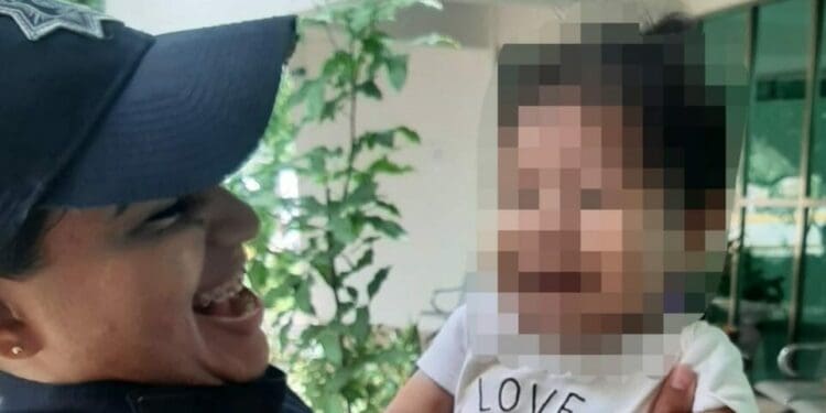 Rescatan a menor de 1 año y aseguran a su presunta madre en estado inconveniente, en Playa del Carmen