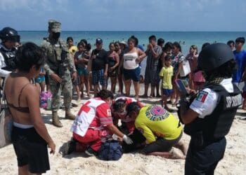 Salvan a adolescente de ahogarse en Playa del Carmen