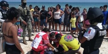 Salvan a adolescente de ahogarse en Playa del Carmen