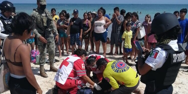 Salvan a adolescente de ahogarse en Playa del Carmen